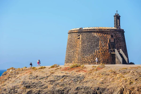Playa Blanca, Lanzarote, 04 de abril de 2017: Castelo Castillo de las Coloradas em penhasco em Playa Blanca, Lanzarote, Ilhas Canárias, Espanha — Fotografia de Stock