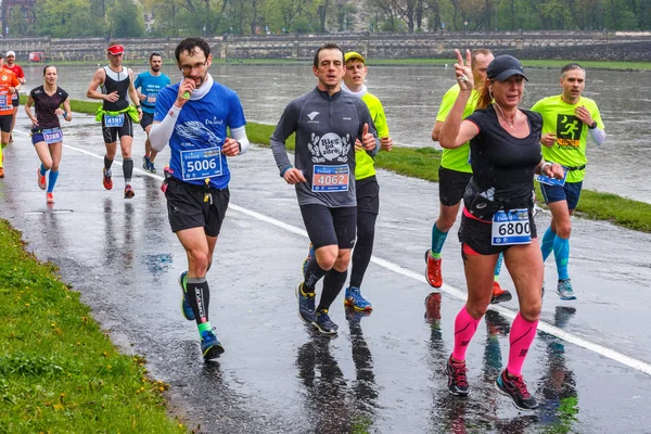 Krakov, Polsko - 30 dubna 2017: Neznámí běžci na ulici během 16 Cracovia marathon. Maraton je každoroční zvláštní událost. — Stock fotografie