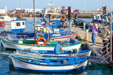 Playa Blanca, Lanzarote, 03 Nisan, 2017: tekneler ve yatlar Rubicon Marina, Lanzarote, Kanarya Adaları, İspanya