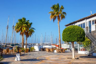 Playa Blanca, Lanzarote, 04 Nisan, 2017: sahil Marina Rubicon Playa Blanca, Lanzarote, Kanarya Adaları, İspanya