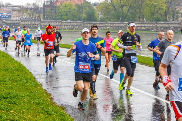 波兰克拉科夫-2017 年 4 月 30 日︰ 不明街上期间 16 Cracovia 马拉松赛跑者。马拉松比赛是一年一度的活动. — 图库照片