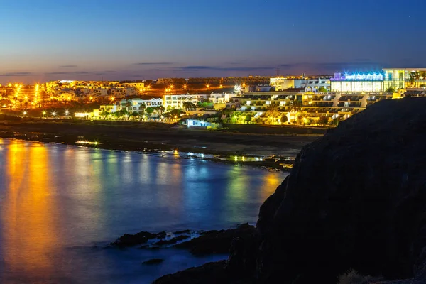 Belo pôr do sol sobre Playa Blanca em Lanzarote — Fotografia de Stock