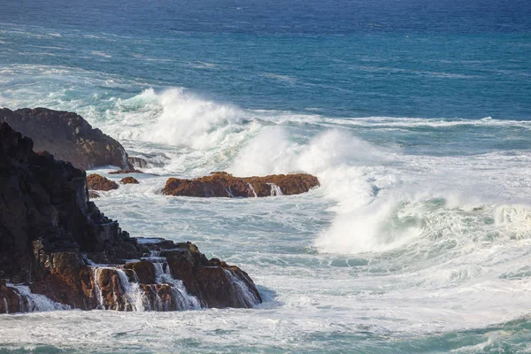 Los Hervideros, costa vulcanica con oceano ondulato e cielo blu, isola di Lanzarote, Spagna — Foto Stock