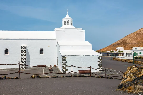 Kerk van Nuestra Señora de los vulkanen in Mancha Blanca, Lanzarote, Spanje — Stockfoto