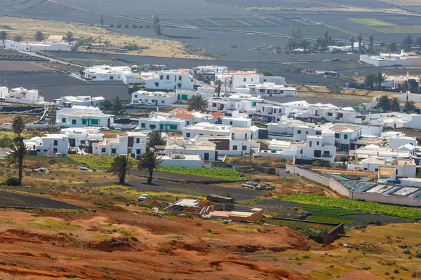 Vista superior de la ciudad de Teguise desde la colina del castillo en la isla de Lanzarote en España, antigua capital de la isla — Foto de Stock