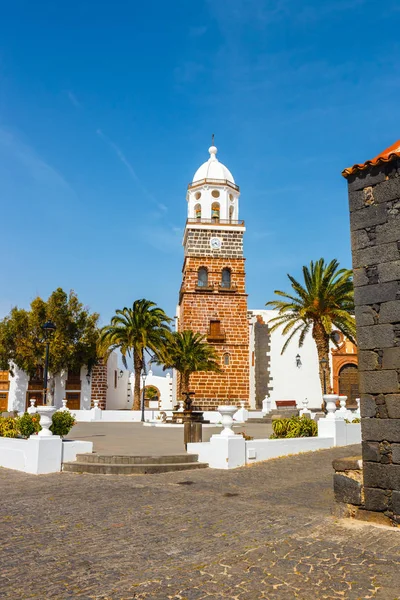 Vista do centro da cidade de Teguise, antiga capital da ilha de Lanzarote — Fotografia de Stock