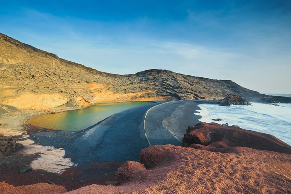 Grüne lagune bei el golfo, lanzarote insel, spanien — Stockfoto