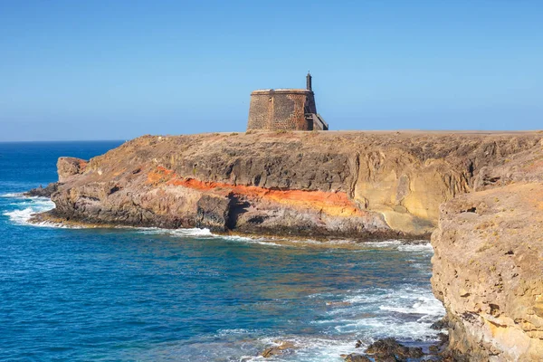 Castelo Castillo de las Coloradas em penhasco em Playa Blanca, Lanzarote, Ilhas Canárias, Espanha — Fotografia de Stock