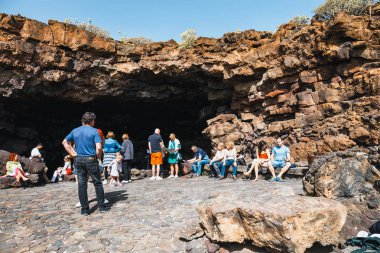 Lanzarote, İspanya, 31 Mart 2017: bir mağara Cueva de los inmeye bekleyenler Verdes, volkanik Lanzarote içinde mağara