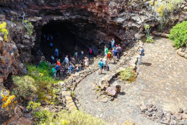 Lanzarote, İspanya, 31 Mart 2017: bir mağara Cueva de los inmeye bekleyenler Verdes, volkanik Lanzarote içinde mağara