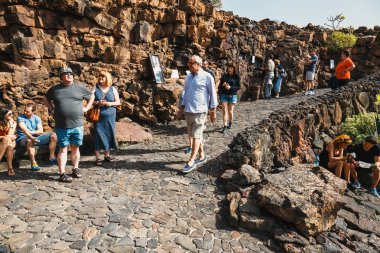 Lanzarote, İspanya, 31 Mart 2017: bir mağara Cueva de los inmeye bekleyenler Verdes, volkanik Lanzarote içinde mağara