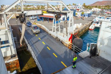 Playa Blanca, Lanzarote, 01 Nisan, 2017: Top araç ve yolcu feribot görünümünü. Lanzarote ve Fuerteventura Adası arasında birkaç kez bir gün feribot çalışır