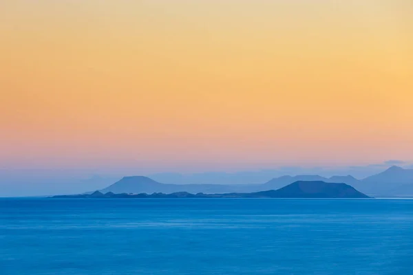 Vista de la isla de Fuerteventura desde Playa Blanca, Lanzarote —  Fotos de Stock