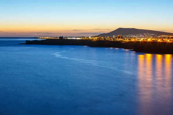Gyönyörű naplemente alatt Playa Blanca üdülőhelyén Lanzarote — Stock Fotó