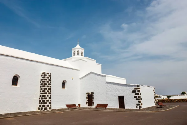 Kerk van Nuestra Señora de los vulkanen in Mancha Blanca, Lanzarote, Spanje — Stockfoto