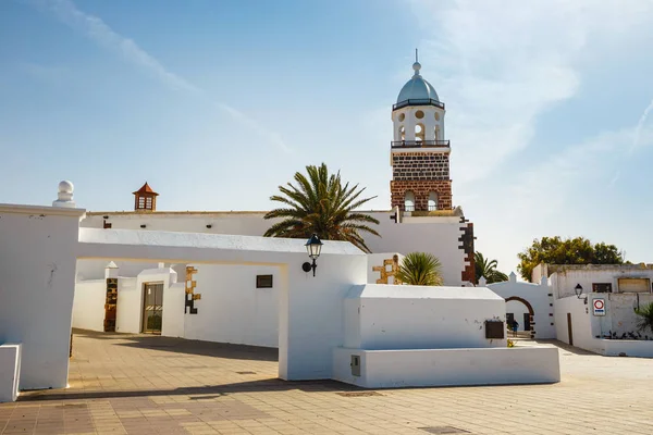 Widok na centrum miasta Costa Teguise, dawnej stolicy wyspy Lanzarote — Zdjęcie stockowe