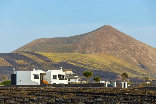 Vulkaniska landskap på Lanzarote, Kanarieöarna, Spanien — Stockfoto