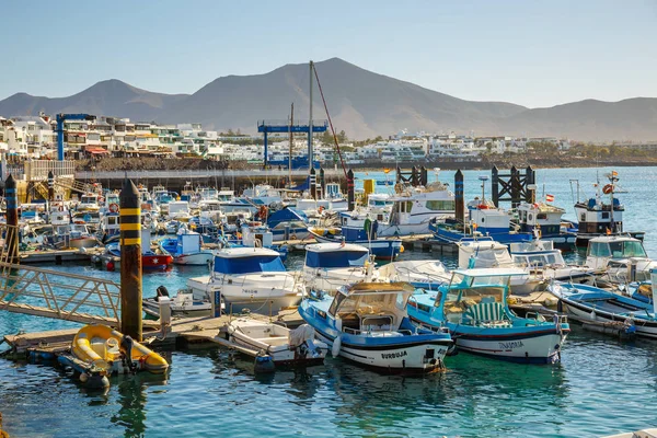 Playa Blanca, Lanzarote, 29 Mart, 2017: tekneler ve yatlar Rubicon Marina, Lanzarote, Kanarya Adaları, İspanya — Stok fotoğraf