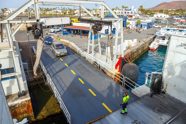 Playa Blanca, Lanzarote, 01 April, 2017: Top weergave van voertuig en passagiers veerboot. De veerboot loopt meerdere keren per dag tussen Lanzarote en Fuerteventura eiland — Stockfoto