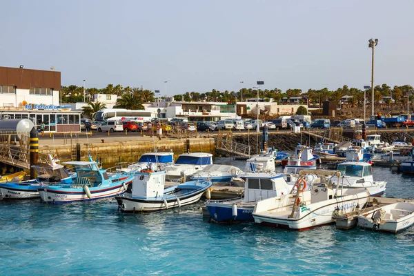 Playa Blanca, Lanzarote, 01 april 2017: Boten en jachten in Rubicon Marina, Lanzarote, Canarische Eilanden, Spanje — Stockfoto