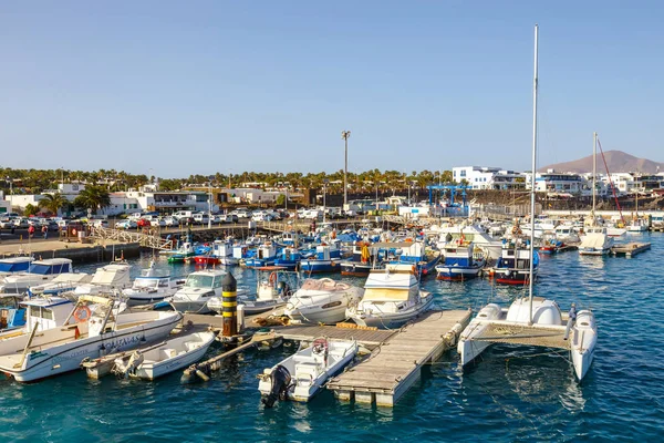 Playa Blanca, Lanzarote, 03 Nisan, 2017: tekneler ve yatlar Rubicon Marina, Lanzarote, Kanarya Adaları, İspanya — Stok fotoğraf