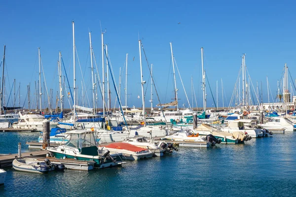 Playa Blanca, Lanzarote, 04 Nisan, 2017: tekneler ve yatlar Rubicon Marina, Lanzarote, Kanarya Adaları, İspanya — Stok fotoğraf