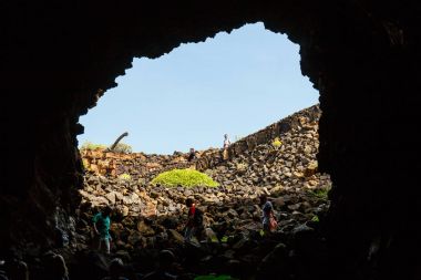 Lanzarote, İspanya, 31 Mart 2017: İnsanlar bir mağara Cueva de los Verdes, Lanzarote volkanik mağarada içine inerler