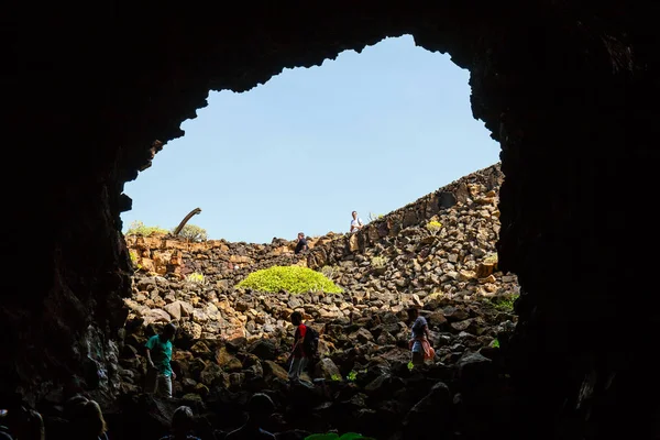Lanzarote, Spanien, 31 mars 2017: Människor ner i en grotta Cueva de los Verdes, vulkaniska grottan i Lanzarote — Stockfoto