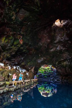Lanzarote, İspanya - 29 Şubat 2017: insanlar volkanik mağarada Jameos del Agua, Lanzarote, Kanarya Adaları, İspanya ziyaret