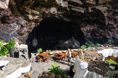 Lanzarote, İspanya - 29 Şubat 2017: insanlar volkanik mağarada Jameos del Agua, Lanzarote, Kanarya Adaları, İspanya ziyaret