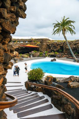 Lanzarote, İspanya - 29 Şubat 2017: insanlar volkanik mağarada Jameos del Agua, Lanzarote, Kanarya Adaları, İspanya ziyaret