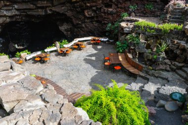 Masa ve sandalye içinde volkanik mağara Jameos del Agua, Lanzarote, Kanarya Adaları, İspanya
