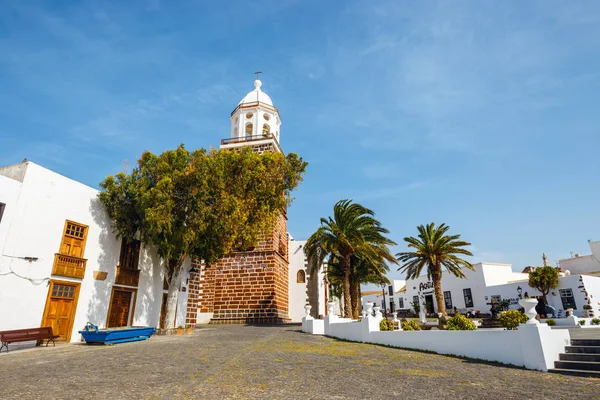 Tequise, Wyspa Lanzarote, Hiszpania - 30 marzec 2017: Widok na centrum miasta Costa Teguise, dawnej stolicy wyspy Lanzarote — Zdjęcie stockowe