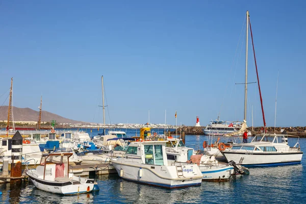 Playa Blanca, Lanzarote, 03 Nisan, 2017: tekneler ve yatlar Rubicon Marina, Lanzarote, Kanarya Adaları, İspanya — Stok fotoğraf