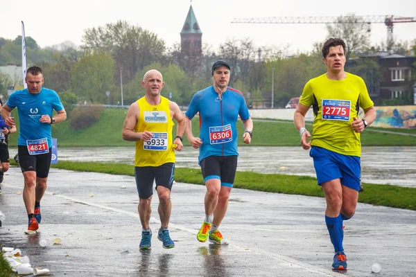 KRAKOW, POLONIA - 30 de abril de 2017: Corredores no identificados en la calle durante la maratón de Cracovia 16. La maratón es un evento anual . — Foto de Stock