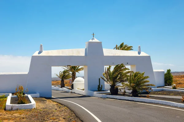 Route avec portail d'entrée blanc et palmiers, Lanzarote Espagne — Photo