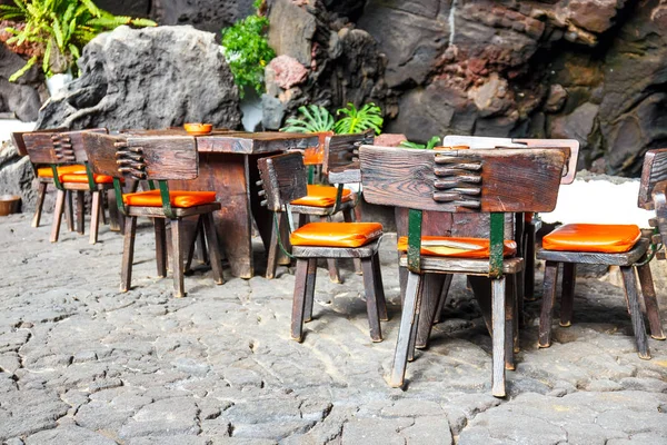 Tische und Stühle in vulkanischen Höhlen in jameos del agua, lanzarote, kanarische inseln, spanien — Stockfoto