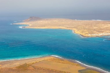 Mirador del Rio etkileyici görünümünden La Graciosa Island, Lanzarote, Kanarya Adaları