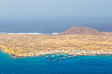 Mirador del Rio etkileyici görünümünden La Graciosa Island, Lanzarote, Kanarya Adaları