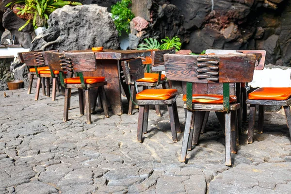 Mesas e cadeiras em caverna vulcânica em Jameos del Água, Lanzarote, Ilhas Canárias, Espanha — Fotografia de Stock