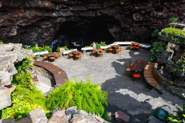 Mesas y sillas en cueva volcánica en Jameos del Agua, Lanzarote, Islas Canarias, España —  Fotos de Stock