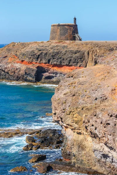 Castelo Castillo de las Coloradas em penhasco em Playa Blanca, Lanzarote, Ilhas Canárias, Espanha — Fotografia de Stock