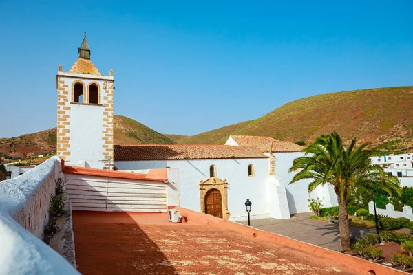 フェルテベントゥラ島、スペインのベタンクリア村の教会と中央広場 — ストック写真