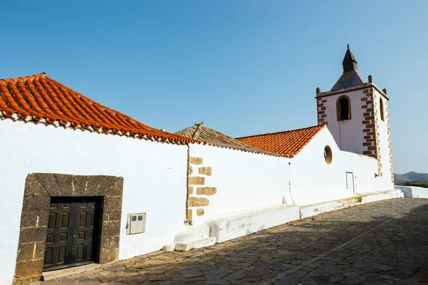 フェルテベントゥラ島、スペインのベタンクリア村の教会と中央広場 — ストック写真