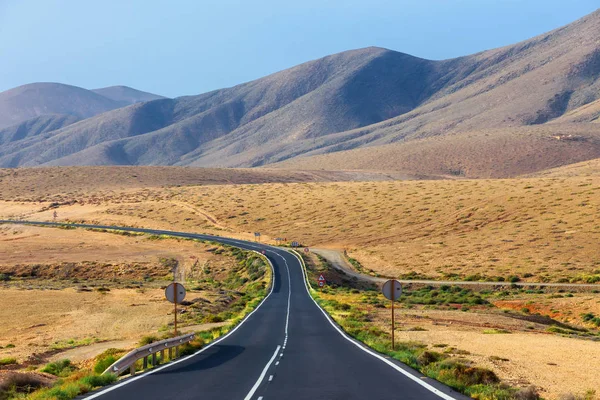 Jalan di pegunungan Betancuria di bagian selatan pulau Canary Fuerteventura, Spanyol — Stok Foto