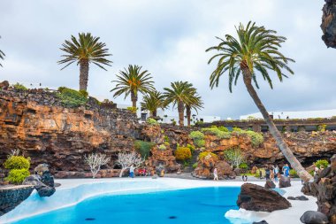 Lanzarote, İspanya - 29 Şubat 2017: insanlar volkanik mağarada Jameos del Agua, Lanzarote, Kanarya Adaları, İspanya ziyaret