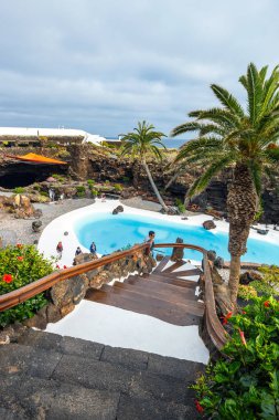 Lanzarote, İspanya - 29 Şubat 2017: insanlar volkanik mağarada Jameos del Agua, Lanzarote, Kanarya Adaları, İspanya ziyaret