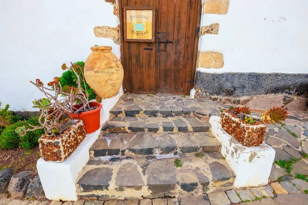 Fuerteventura, Betancuria, April 01, 2017: Central square in Betancuria village on Fuerteventura Island, Spain — Stock Photo, Image