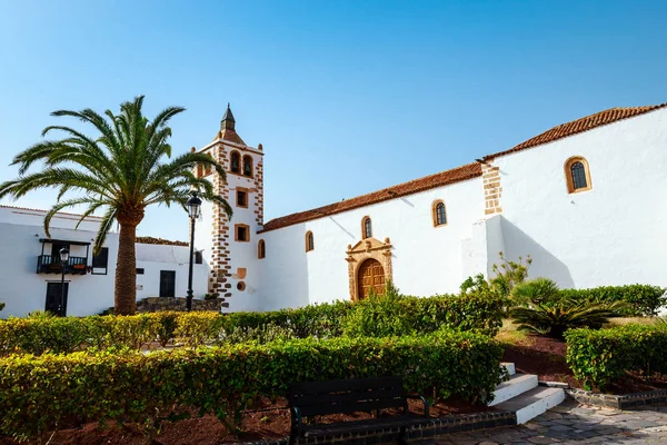 Praça central com igreja na aldeia de Betancuria na Ilha Fuerteventura, Espanha — Fotografia de Stock