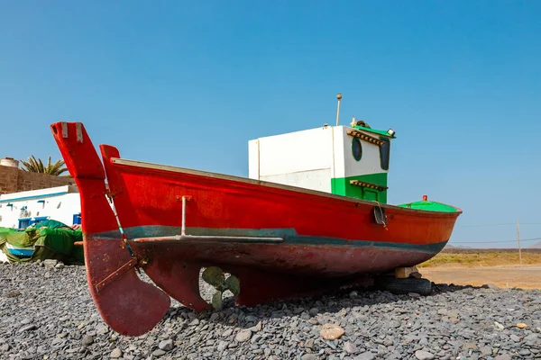 Vieux bateau de pêche rouge sur la plage — Photo